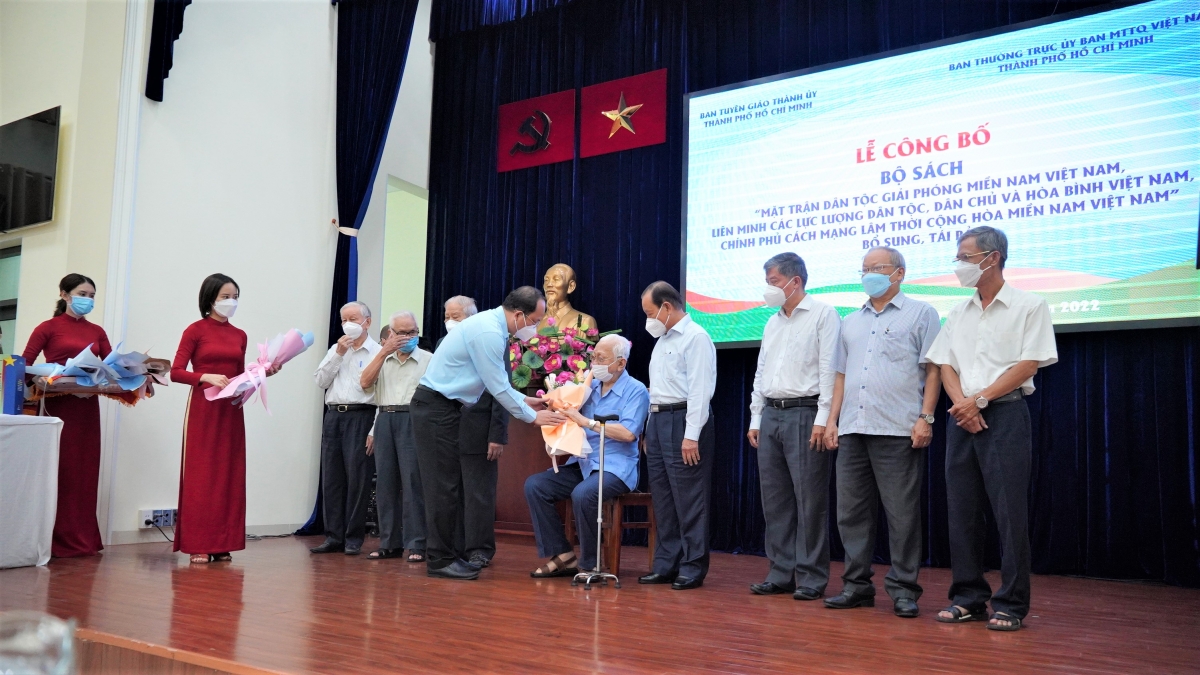 Ông Nguyễn Hồ Hải - Phó Bí thư Thành ủy TP.HCM tặng hoa cho Ban cố vấn biên soạn bộ sách.