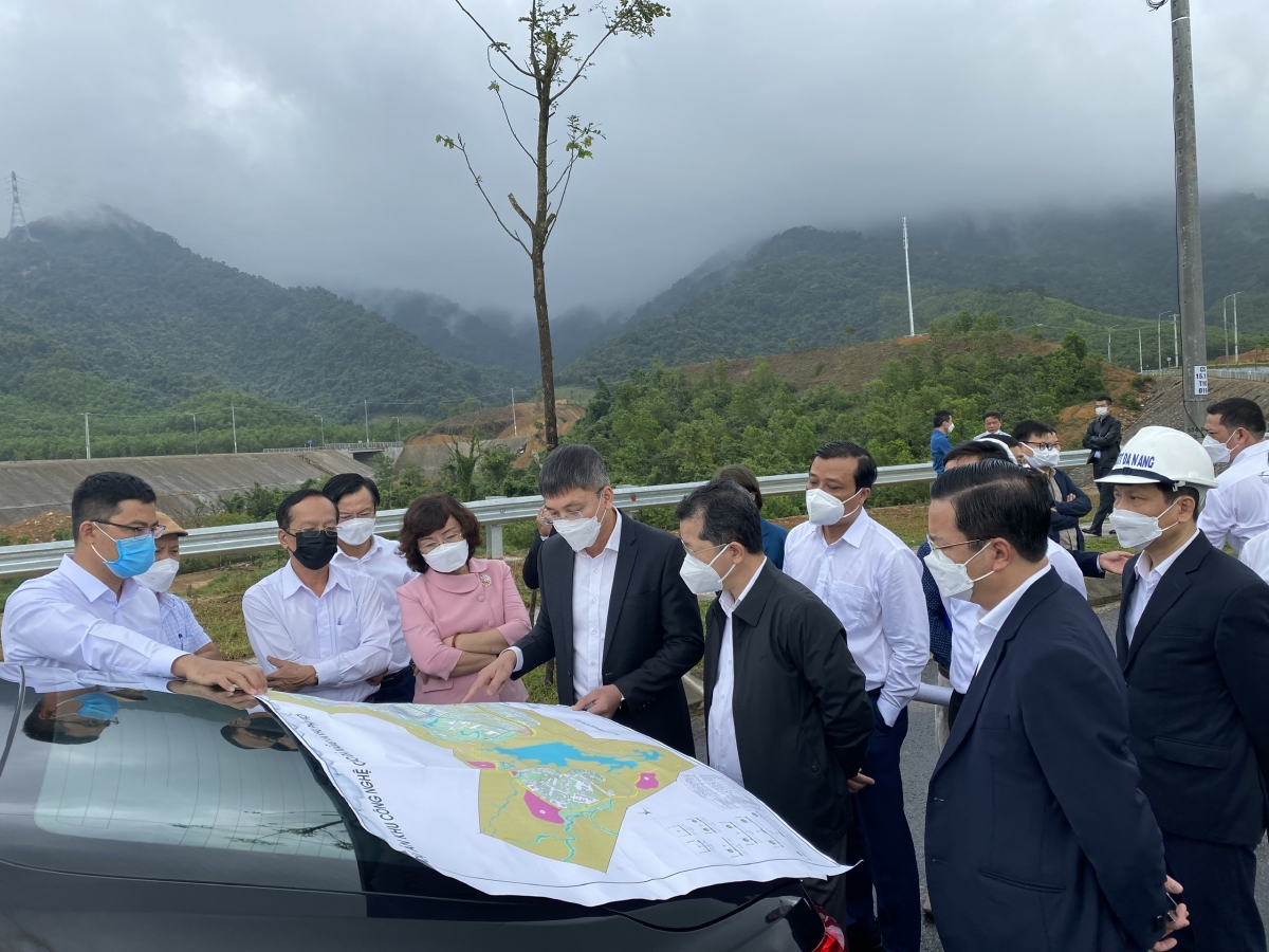 Ông Nguyễn Văn Quảng, Bí thư Thành ủy Đà Nẵng (áo khoác đen ở giữa) kiểm tra thực tế Khu Công nghệ cao Đà Nẵng sau Tết Nhâm Dần.