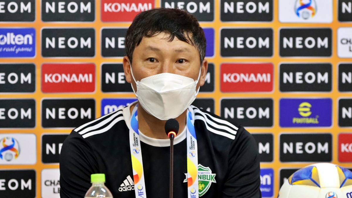 HLV Kim Sang Sik của Jeonbuk đỗ lỗi cho lịch thi đấu dày (Ảnh: VFF).