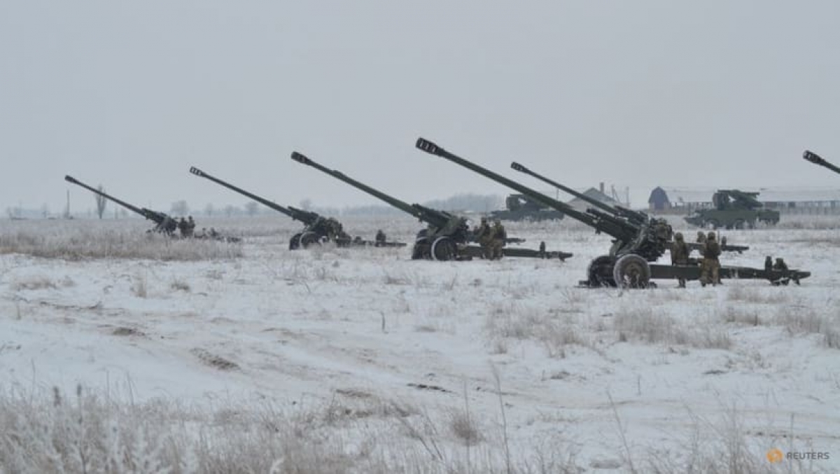Binh sỹ Ukraine vận hành pháo 2A65 Msta-trong một cuộc tập trận cuối tháng 1/2022. Ảnh: Reuters