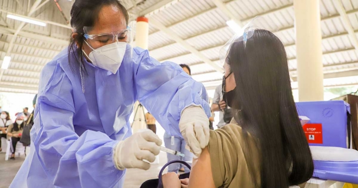 Philippines bắt đầu tiêm mũi tăng cường thứ hai cho người suy giảm miễn dịch. Ảnh minh họa: DOT