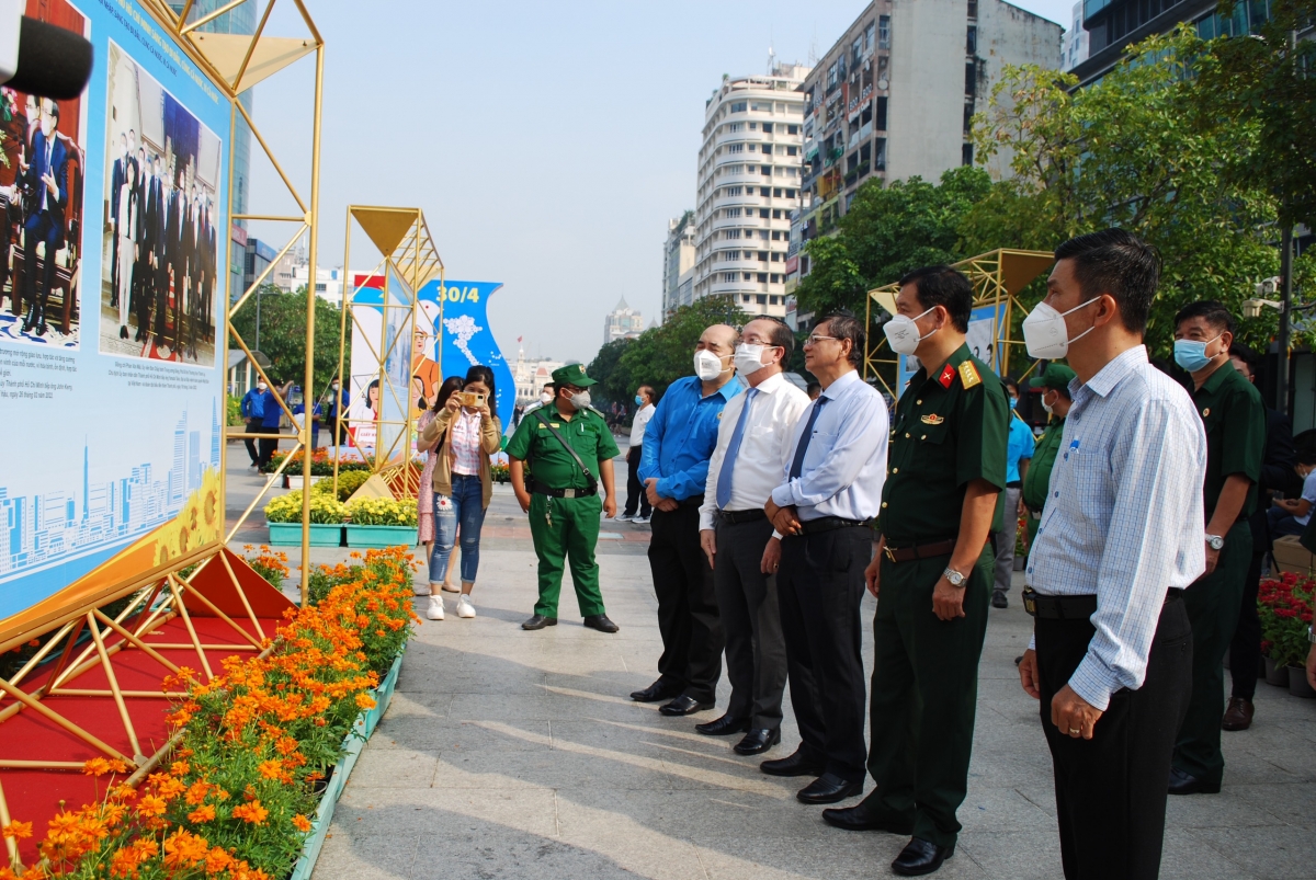 Tại phố đi bộ Nguyễn Huệ và đường Đồng Khởi, triển lãm giới thiệu 90 bức ảnh với chủ đề “TP.HCM – 47 năm cùng cả nước, vì cả nước