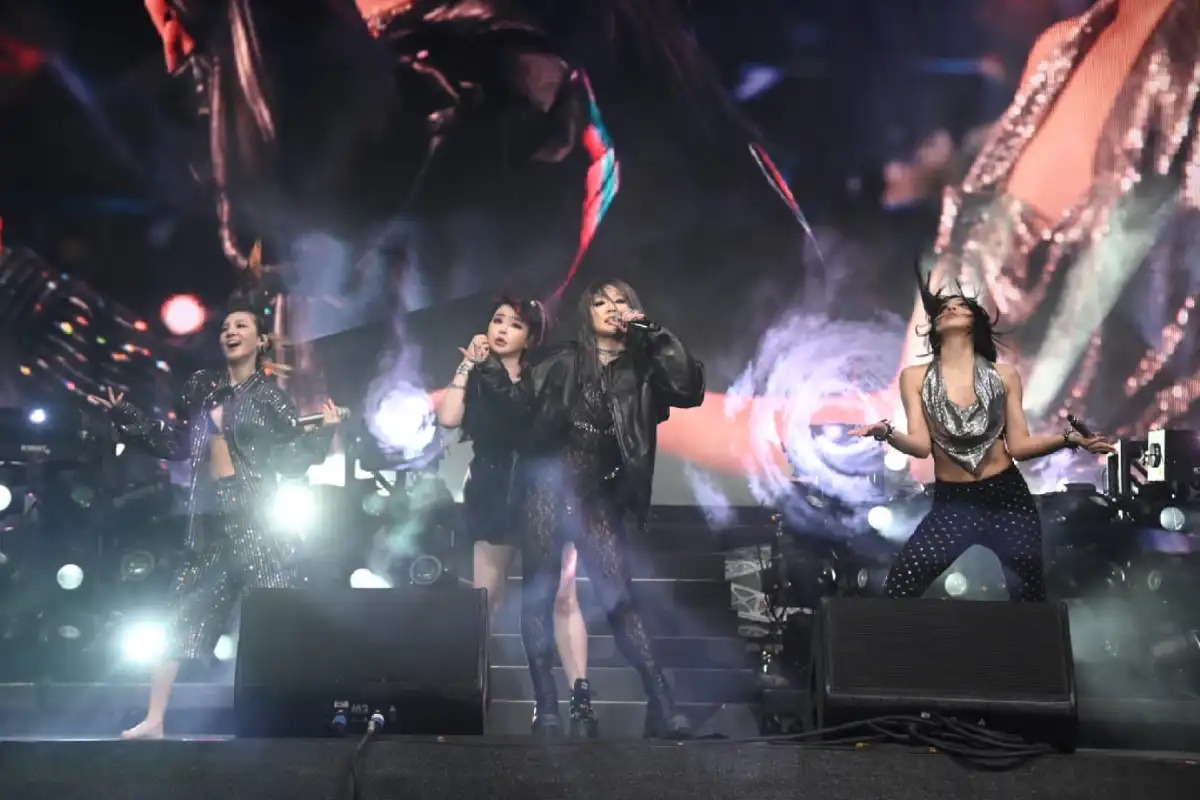 2NE1 bất ngờ tái hợp trên sân khấu Coachella.