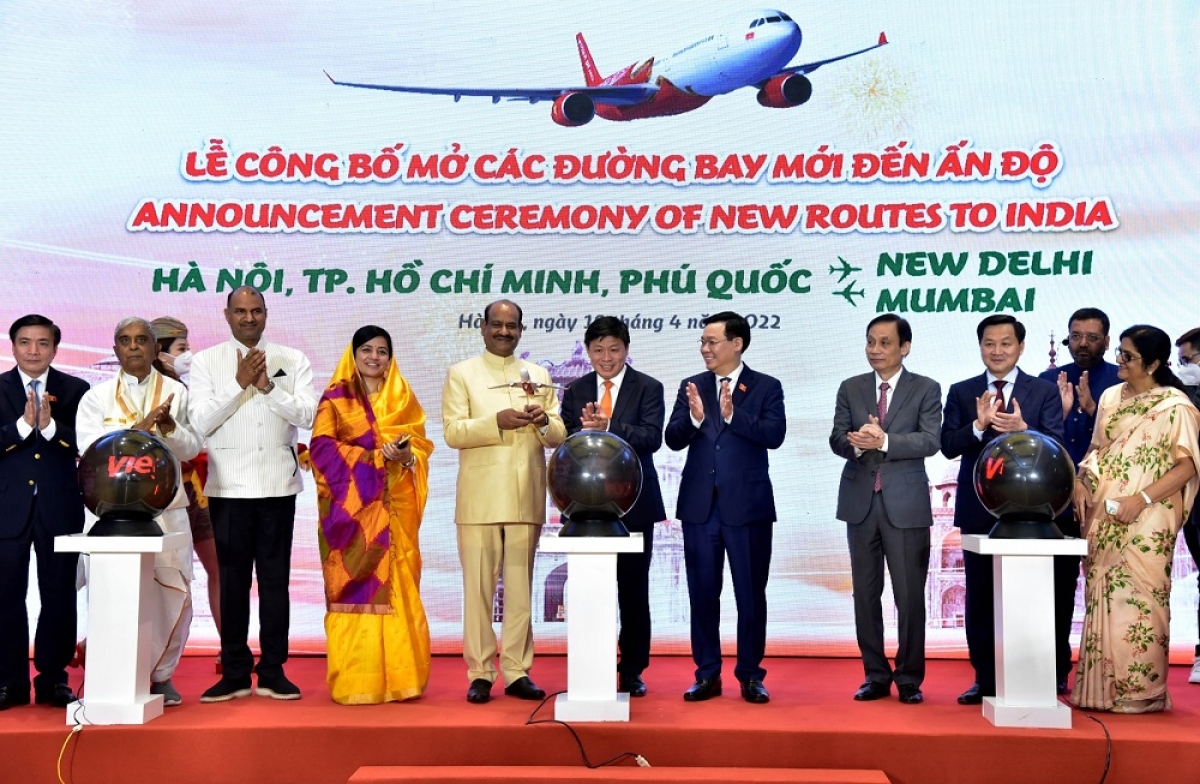 Chủ tịch Quốc hội Vương Đình Huệ, Chủ tịch Hạ viện Ấn Độ Om Birla, Phó Thủ tướng Chính phủ Lê Minh Khái và đại diện các quan chức cấp cao của Việt Nam và Ấn Độ chứng kiến khai trương các đường bay thẳng giữa hai nước của Vietjet.