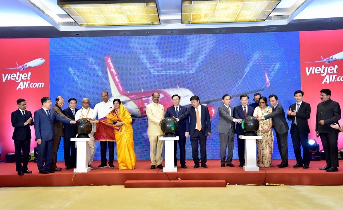 Chủ tịch Quốc hội Vương Đình Huệ, Chủ tịch Hạ viện Ấn Độ Om Birla, Phó Thủ tướng Chính phủ Lê Minh Khái và đại diện các quan chức cấp cao của Việt Nam và Ấn Độ chứng kiến khai trương các đường bay thẳng giữa hai nước của Vietjet.