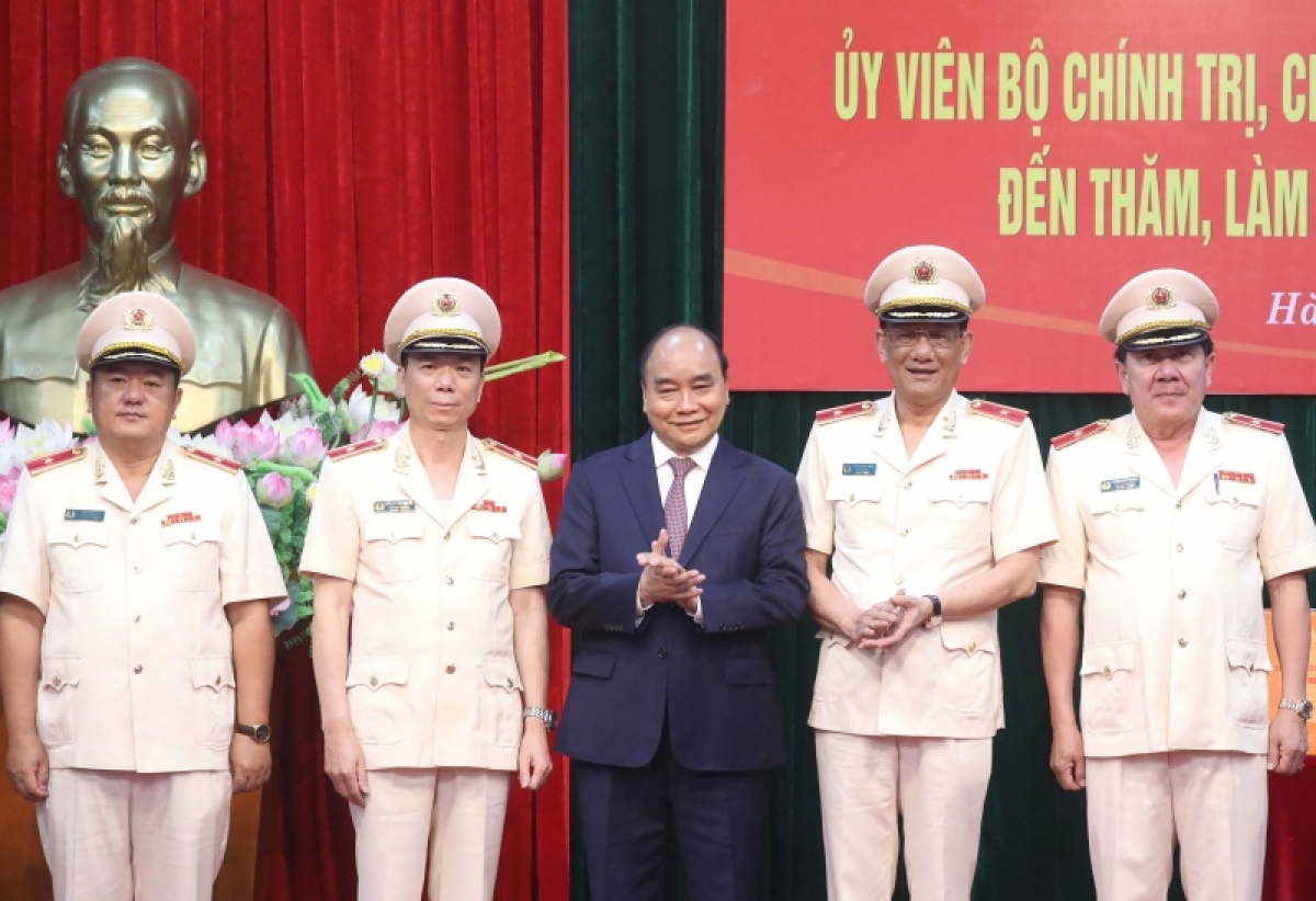 Chủ tịch nước Nguyễn Xuân Phúc chụp ảnh cùng lãnh đạo Cục An ninh nội địa tại buổi làm việc.