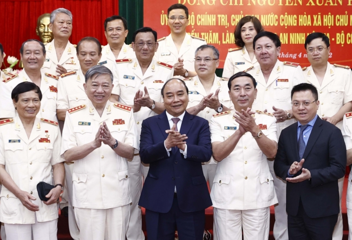 Chủ tịch nước Nguyễn Xuân Phúc chụp ảnh cùng các đại biểu dự buổi làm việc.