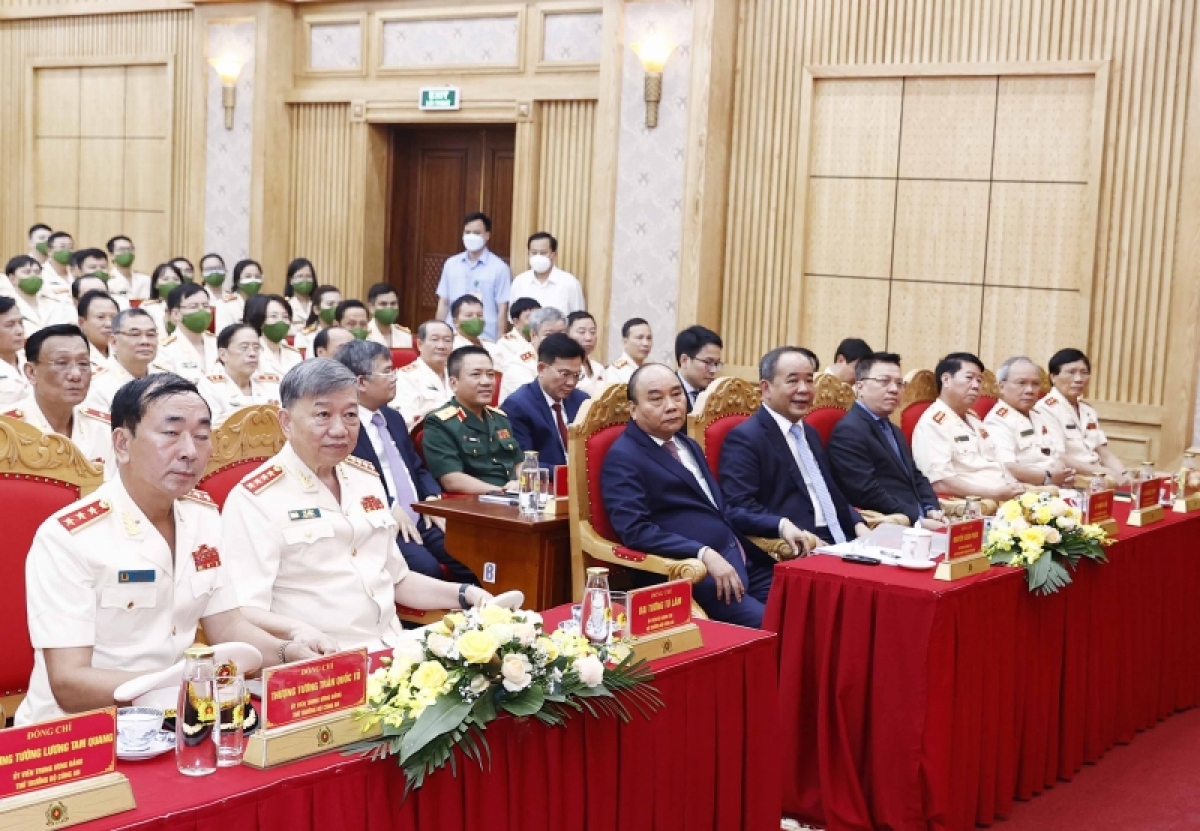 Chủ tịch nước Nguyễn Xuân Phúc và các đại biểu dự buổi làm việc.