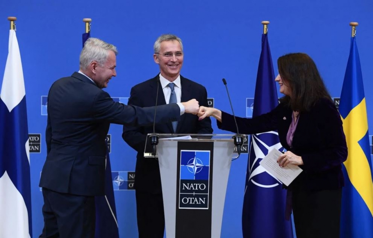 Từ trái qua phải: Ngoại trưởng Phần Lan Pekka Haavisto, Tổng thư ký NATO Jens Stoltenberg và Ngoại trưởng Thụy Điển Ann Linde trong một cuộc họp báo chung ở trụ sở của NATO tại Brussels ngày 24/1. Ảnh: AFP