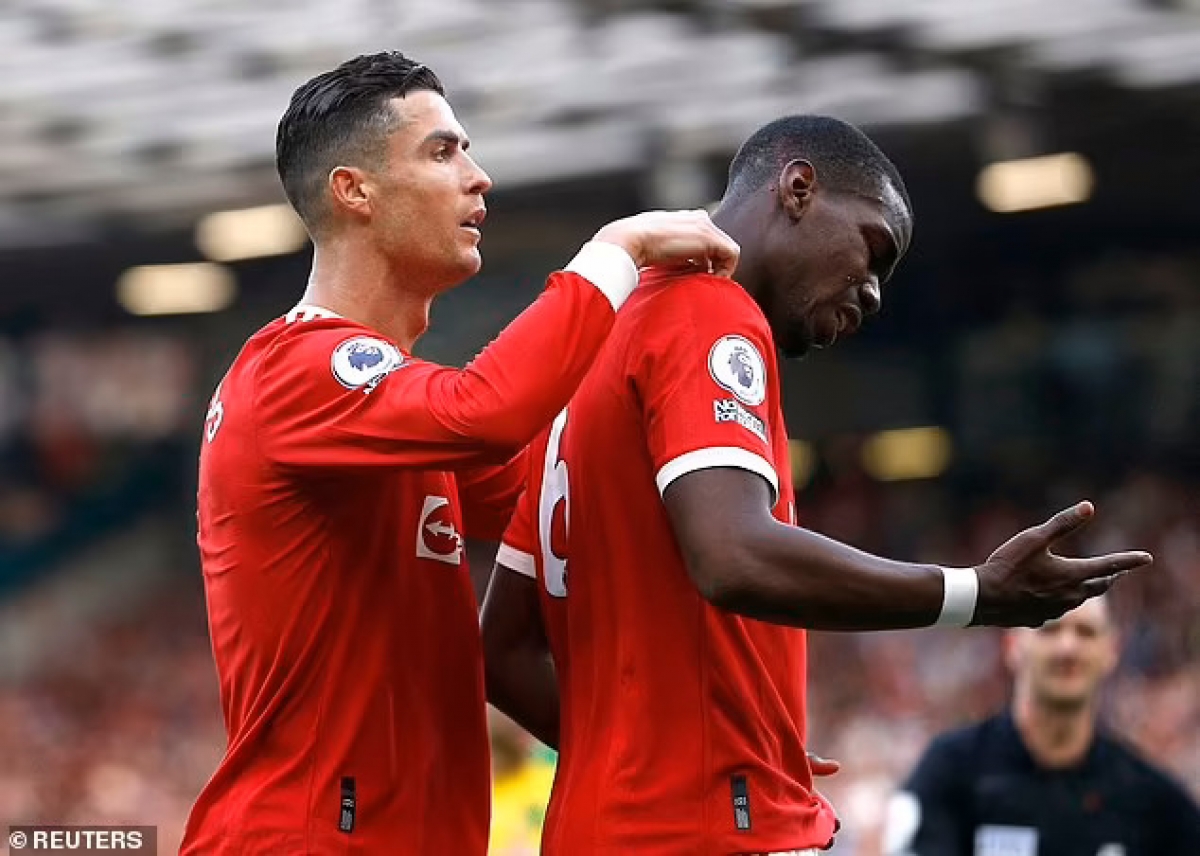 Ronaldo kiểm tra vết thương của Pogba (Ảnh: Reuters).