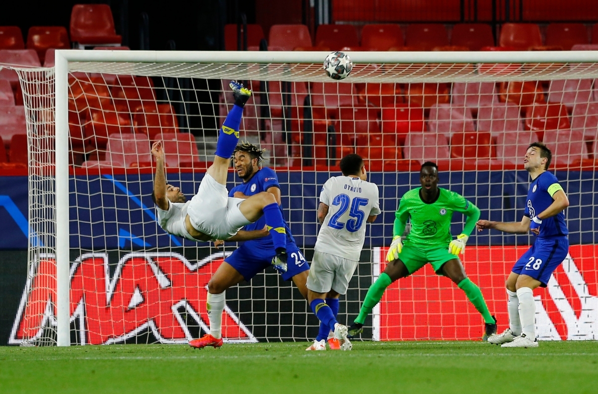 Khoảnh khắc Taremi lập siêu phẩm vào lưới Chelsea ngày này 1 năm trước. (Ảnh: Getty).