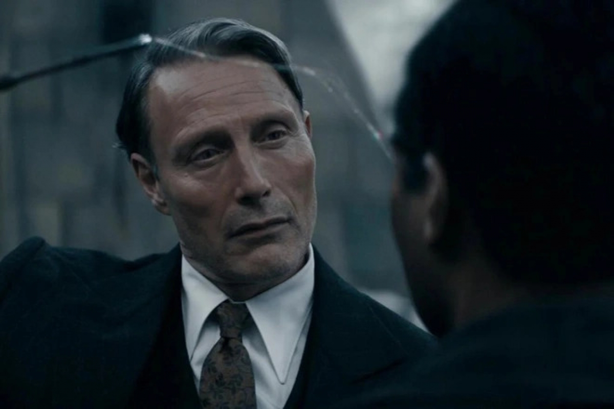 Mads Mikkelsen được khen ngợi vượt trội hơn Johnny Depp trong loạt phim này.
