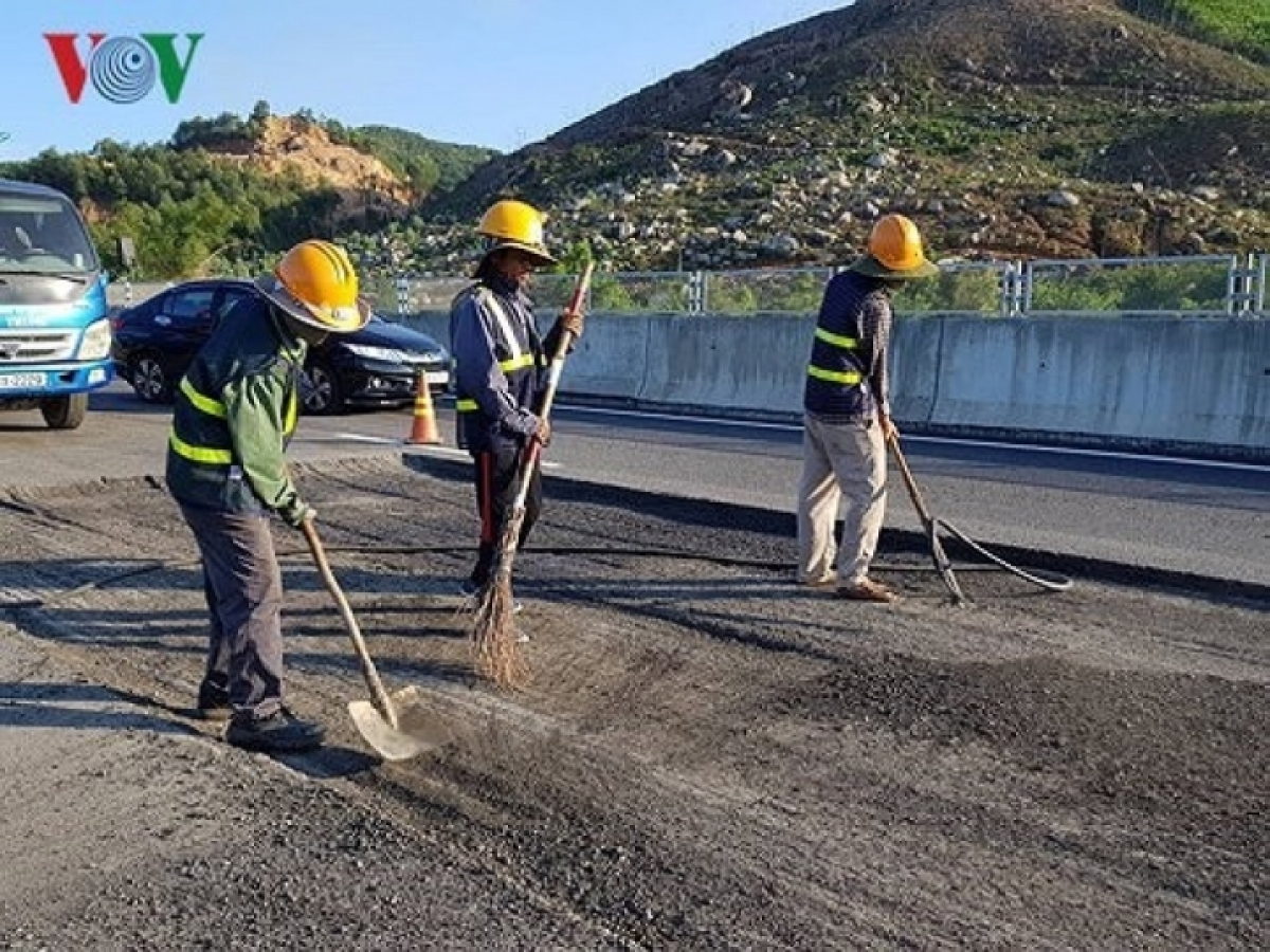 Công nhân xử lý hư hỏng đường cao tốc Đà Nẵng - Quảng Ngãi bằng biện pháp thủ công.