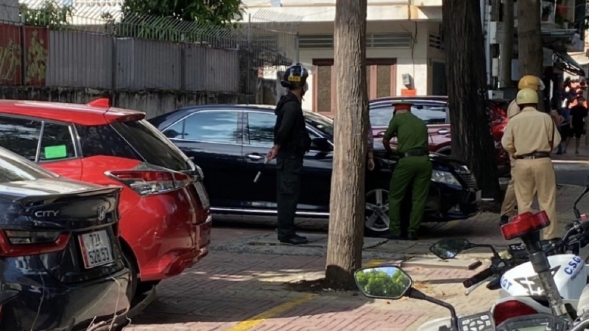 Lực lượng chức năng lập biên bản vi phạm hành chính hành vi đậu ô tô trên vỉa hè (ảnh: Gia Khang)