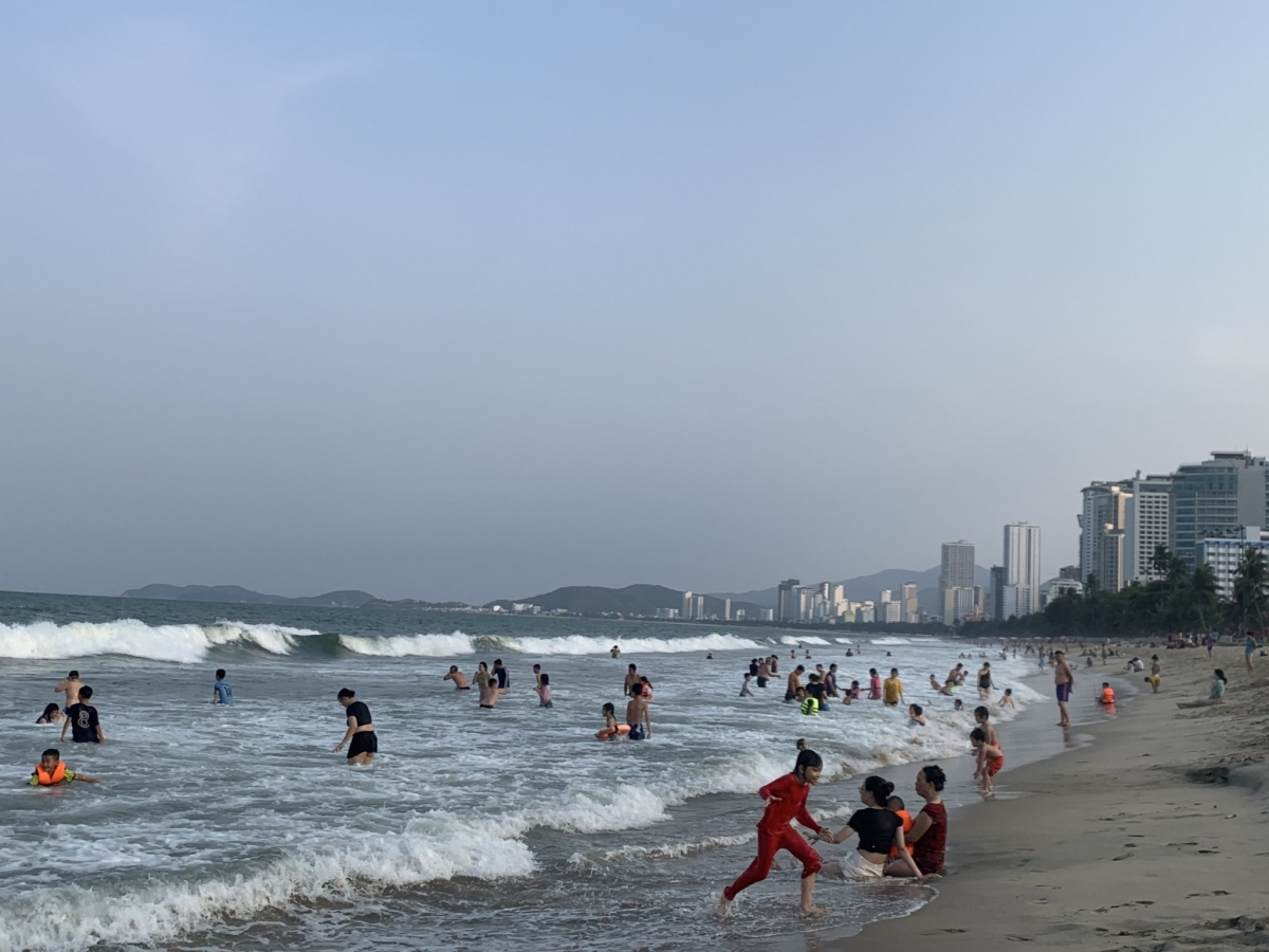 Rất đông du khách đến vui chơi tại bãi biển Nha Trang.