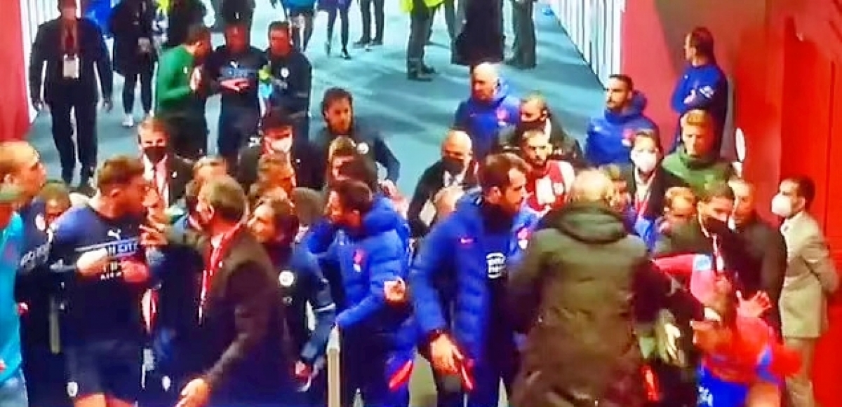 Các cầu thủ Atletico Madrid và Man City xô xát trong đường hầm.