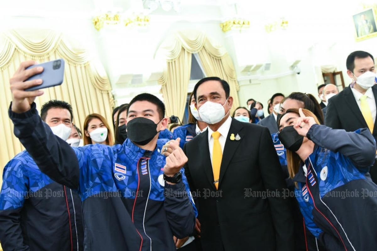 Thủ tướng Prayut Chan-o-cha chụp ảnh với các vận động viên Thái Lan tại Tòa nhà Chính phủ, Bangkok, hôm thứ Sáu (29/04/2022). Các vận động viên sẽ tranh tài tại SEA Games 31 tại Việt Nam từ ngày 12-23/5/2022. (Ảnh: Chính phủ Thái Lan)