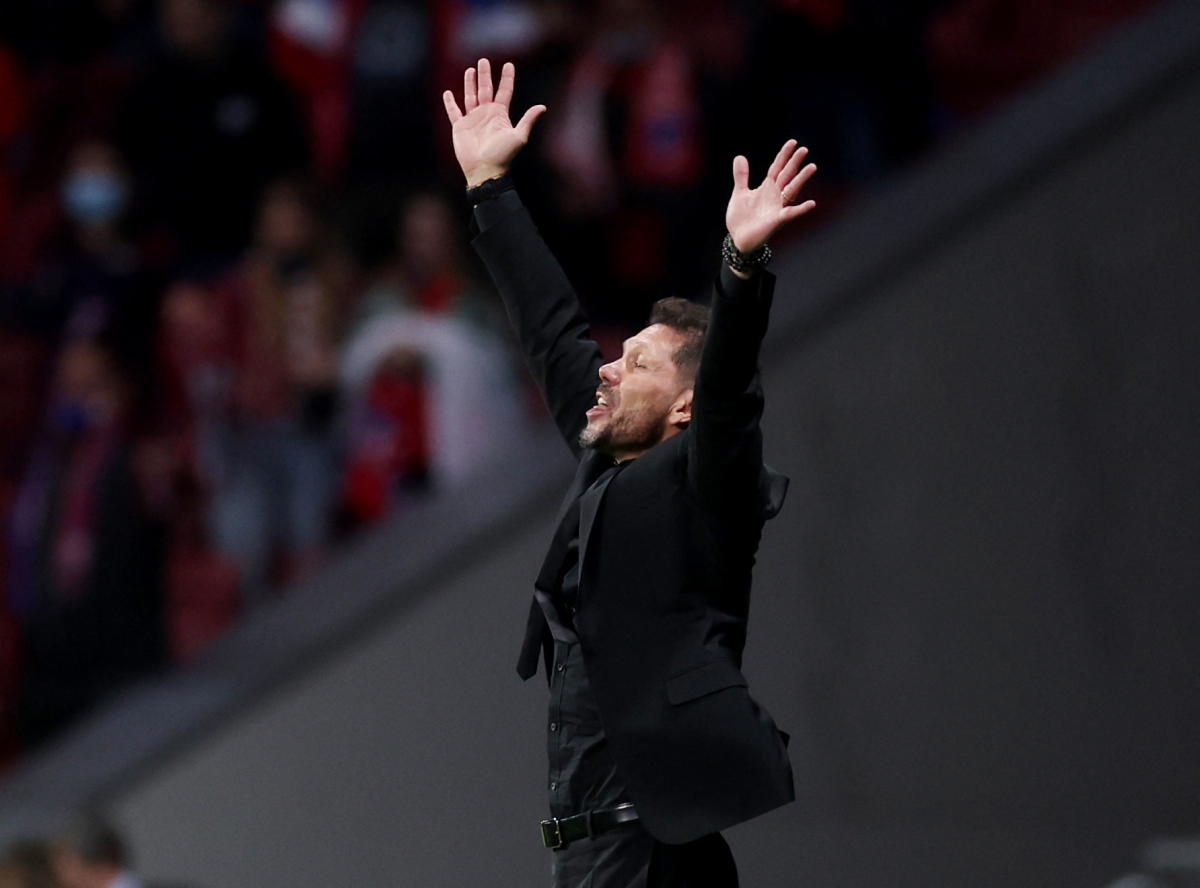 HLV Simeone ra sát đường biên chỉ đạo các cầu thủ Atletico. (Ảnh: Reuters). 