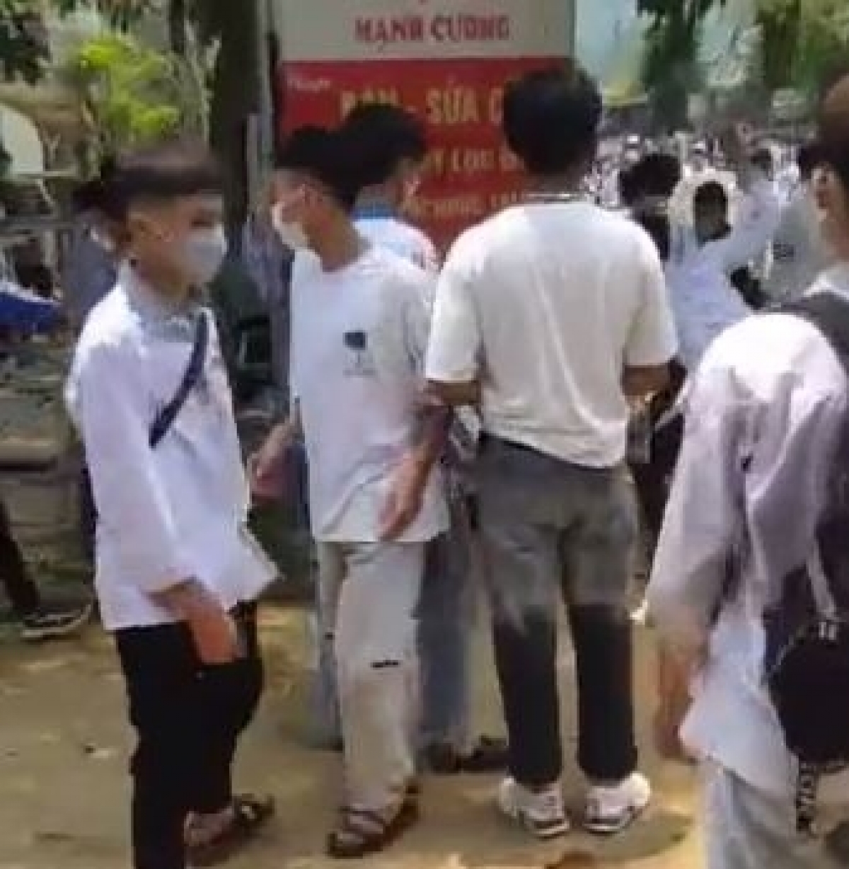 Vụ việc xảy ra vào trưa nay 28/4, sau giờ tan học.