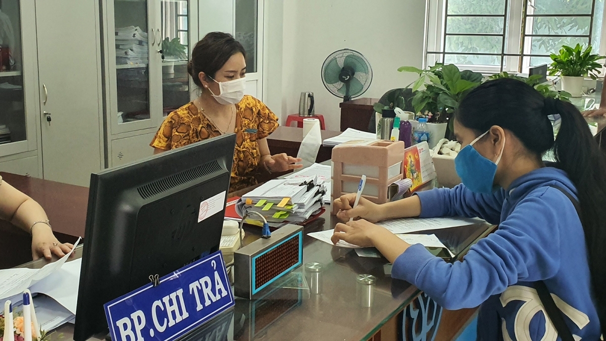 Việc nhận BHXH một lần khiến toàn bộ thời gian đã đóng BHXH trước đó của người lao động không được bảo lưu, đồng thời các quyền lợi của người lao động sẽ bị hạn chế.(Ảnh minh họa).