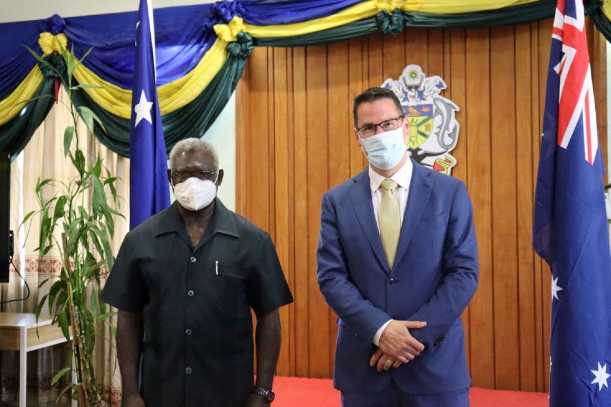 Thủ tướng Solomon Manasseh Sogavare và Bộ trưởng Australia phụ trách Phát triển quốc tế và Thái Bình Dương Zed Seselja trong cuộc gặp ngày 13/4/2022. Ảnh: Reuters