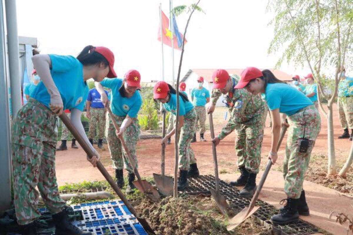 Lính mũ nồi xanh Việt Nam ra quân trồng cây xanh đầu năm 2022 tại Nam Sudan