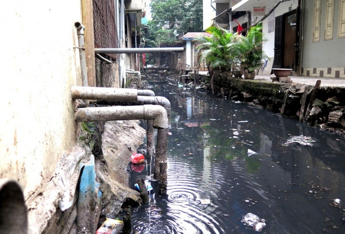 Ao hồ, sông ngòi oằn mình “tiếp nhận” hàng triệu m3 nước thải sinh hoạt chưa xử lý (ảnh minh họa: Internet)