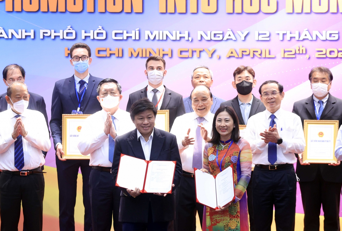 Tại Hội nghị, các nhà đầu tư tặng Củ Chi và Hóc Môn mỗi huyện 500 căn nhà tình thương. Trong đó, riêng Tập đoàn Sovico và HDBank đã trao tặng 280 căn nhà tình nghĩa - tình thương.
