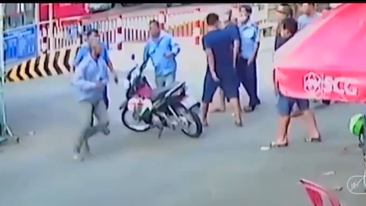 Camera ghi lại cảnh xô xát trước khi nạn nhân bị đâm gục