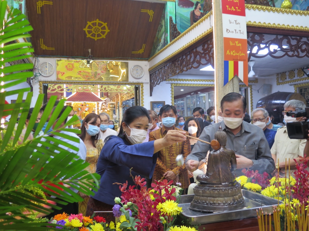 Nghi thức tắm Phật.