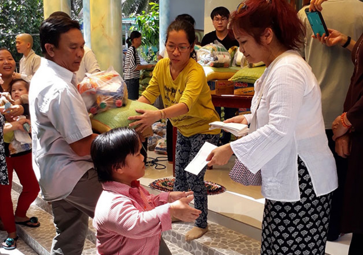 Tặng quà cho người khuyết tật (ảnh minh họa)