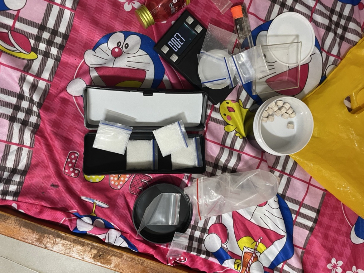 Tang vật thu được tại chỗ gồm nhiều gói nilon chứa chất ma túy loại Ketamin và MDMA.