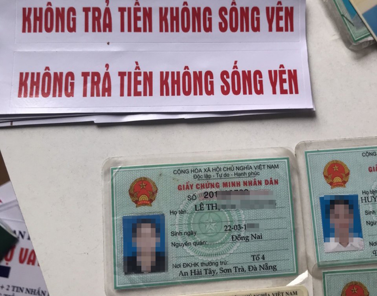 Tang vật thu giữ tại nơi ở của các đối tượng gồm các chứng minh nhân dân và tấm băng rôn in sẵn để dán vào nhà người vay khi đòi nợ