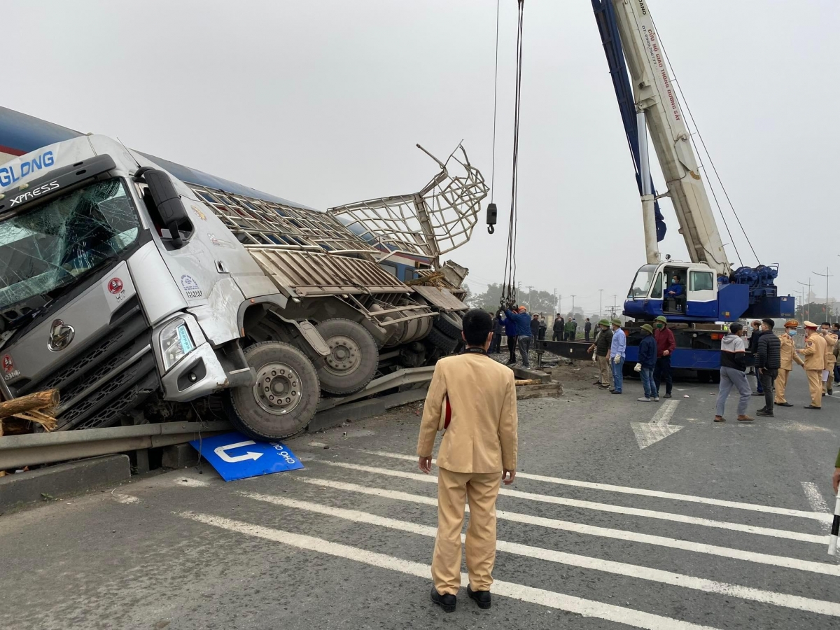 Hiện trường một vụ xe tải mất lái lao lên đường tàu và bị tàu hỏa đâm tại Hà Nam.