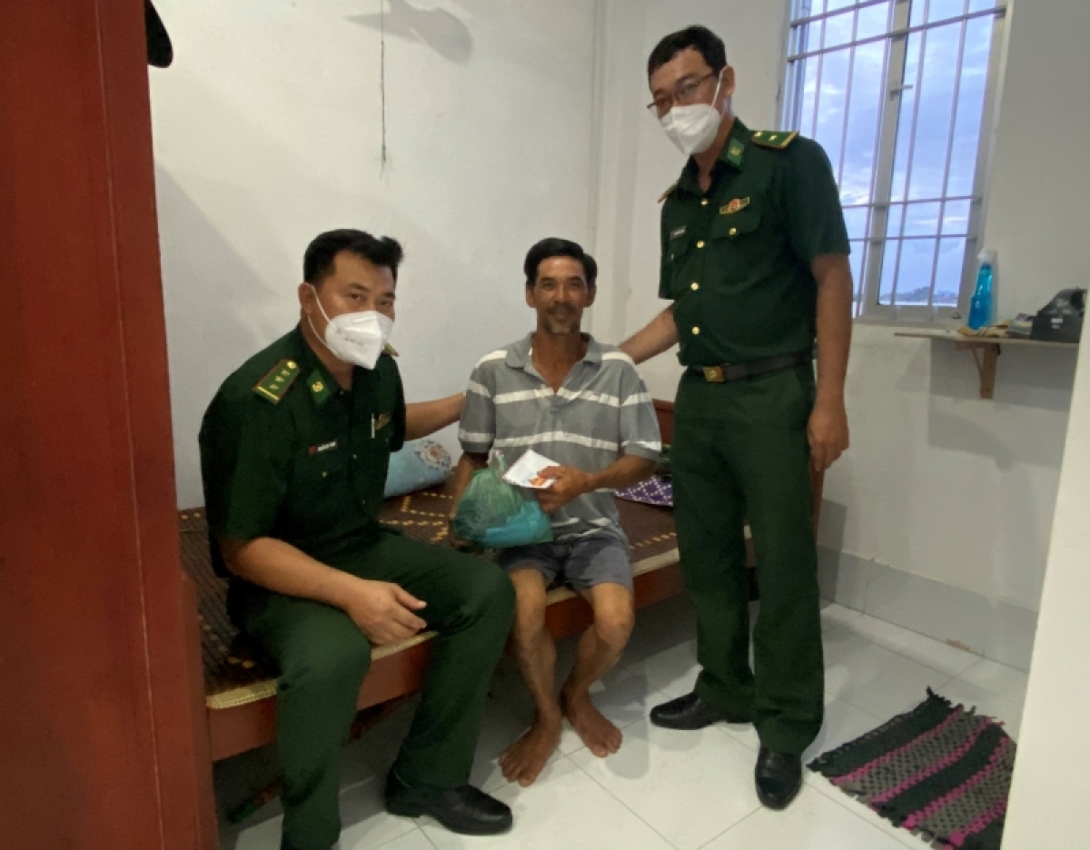 Đại diện Ban Chỉ huy Đồn Biên phòng Gành Hào thăm hỏi và tặng quà cho anh Kim Hùng Cường.