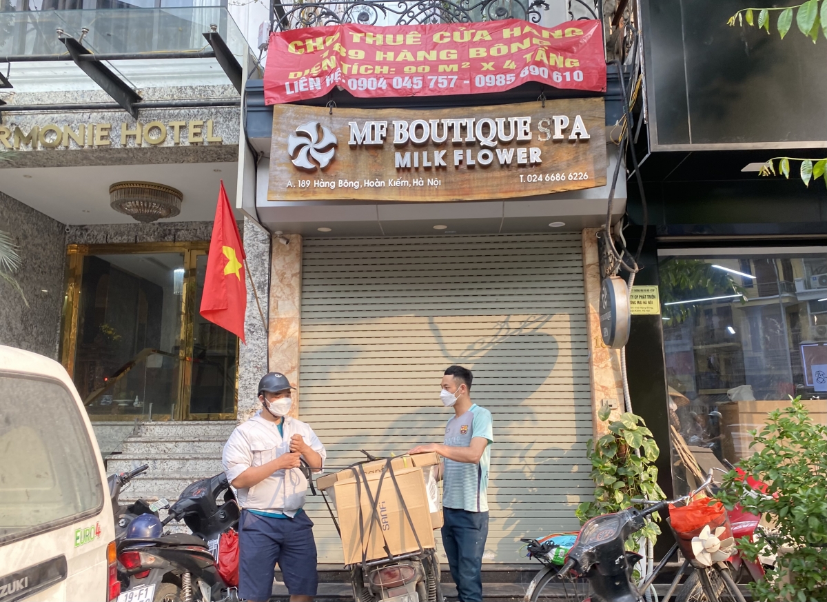 Một căn nhà trên phố Hàng Bông có diện tích đủ để kinh doanh quần áo, thuận tiện cho giao thông đi lại, mặt tiền rất đẹp nhưng vẫn chưa có khách thuê. 