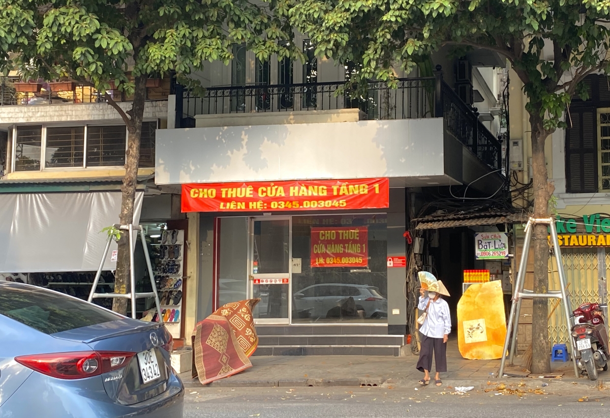 Hàng loạt nhà mặt phố thông báo cho thuê nhưng rất khó tìm khách.