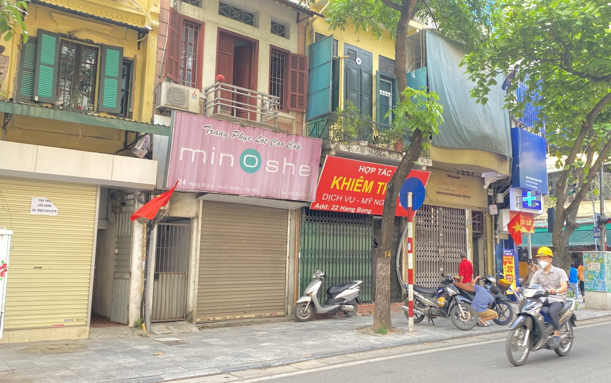 Bên cạnh đó, các tiệm mỹ nghệ, đồ thủ công 2 năm qua đã dần phải đóng cửa do du lịch đóng băng. Một số cửa hàng treo biển cho thuê đã rất lâu.