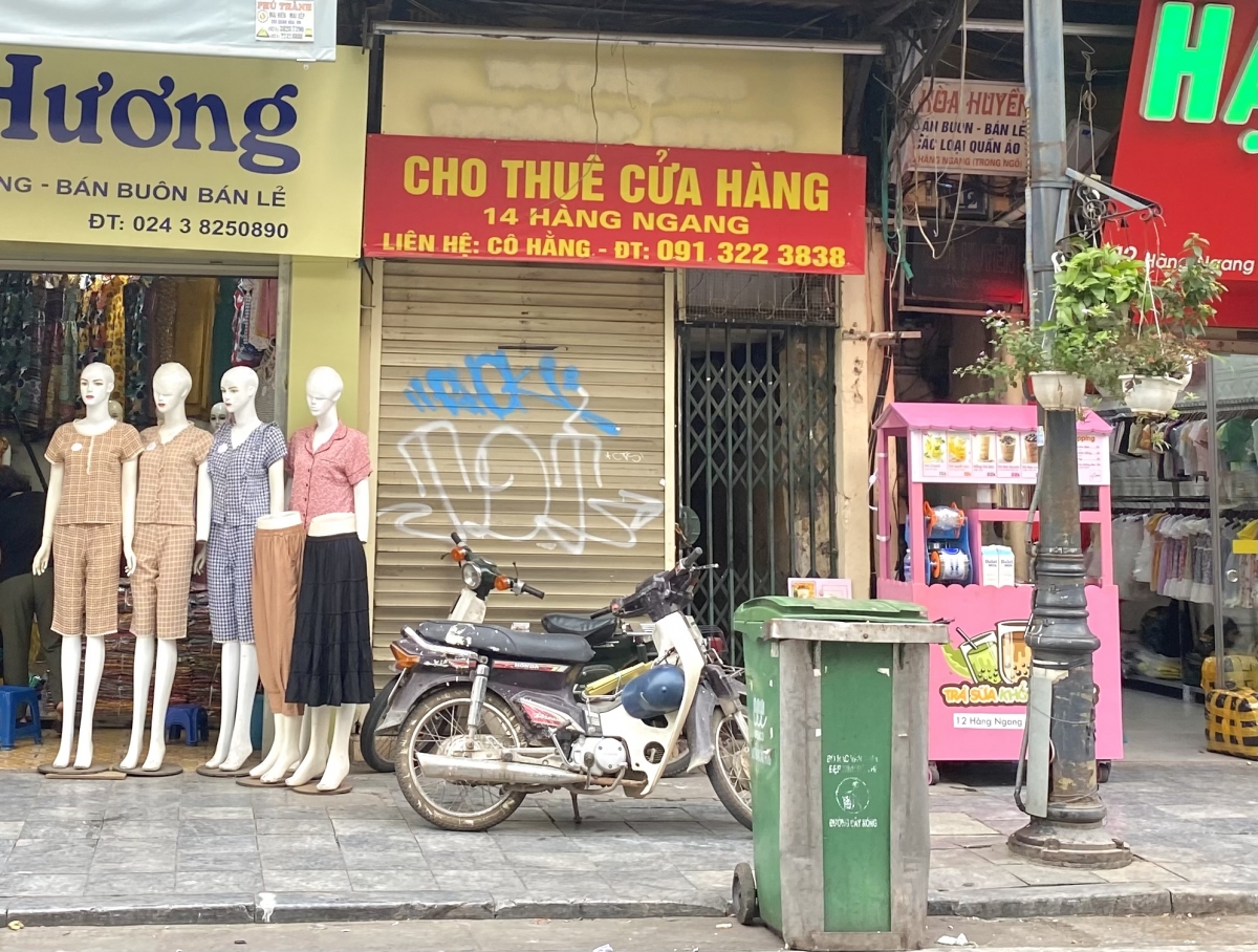 Xen kẽ giữa các cửa hàng đã kinh doanh trở lại bình thường là căn nhà treo biển cho thuê được gần một năm mà chưa có khách thuê. 