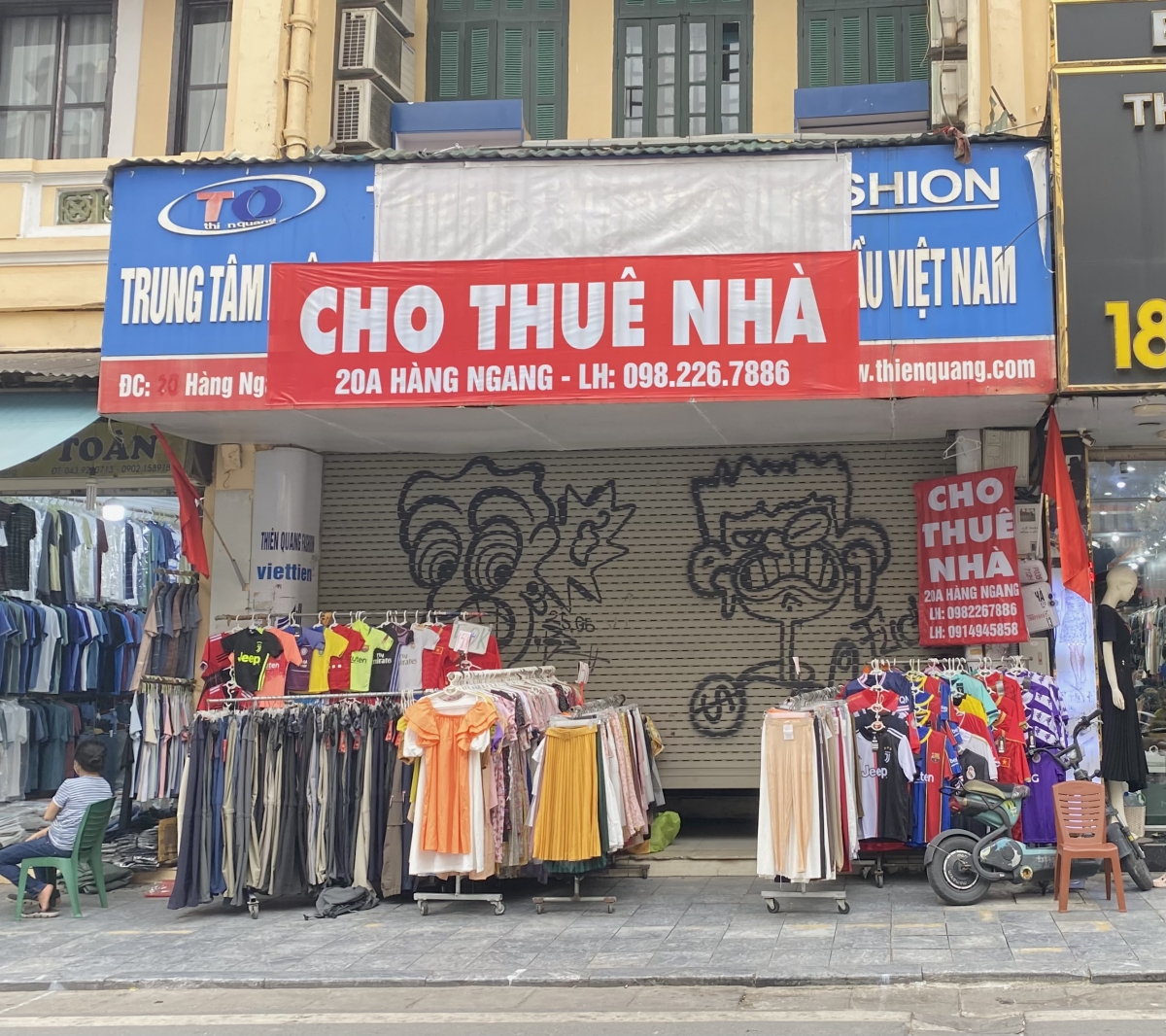 Căn nhà tại phố Hàng Ngang với diện tích rộng rãi thuộc nhóm to nhất phố treo biển thuê nhà nhưng chưa tìm được khách thuê. 