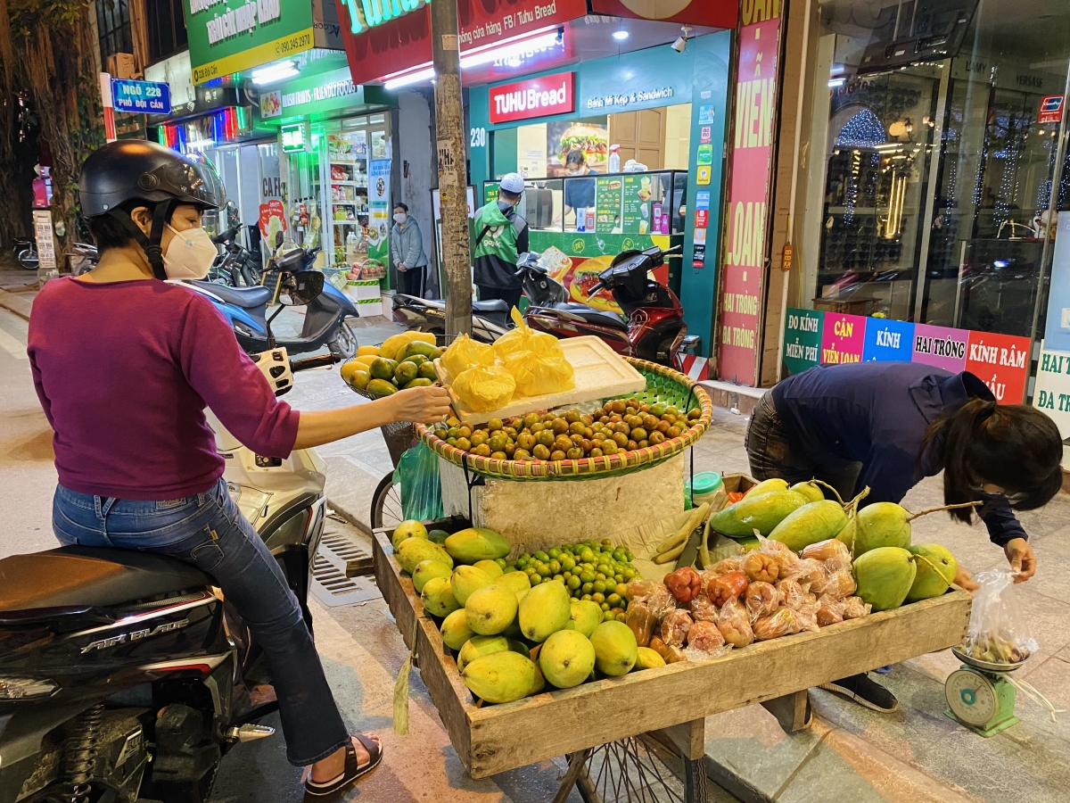 Trên gánh hàng của chị Hậu, mận là loại quả hút khách nhất và cũng bán vơi dần từ sáng đến tối.