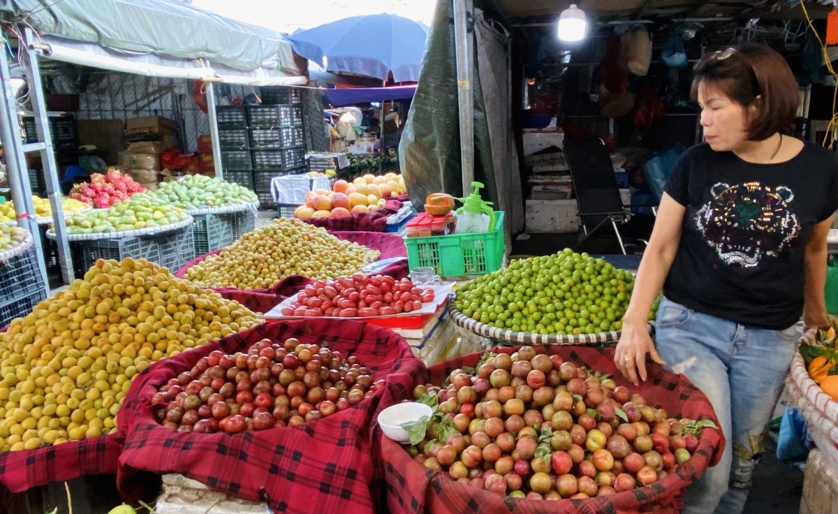 Hàng hoa quả được bày bán dài từ đầu chợ đến cuối chợ nhưng mận đang là loại quả hút khách nhất. Mận đầu mùa giá đắt gấp 3-4 lần nhưng vẫn cháy hàng.