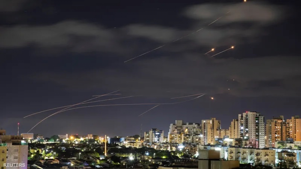 Tên lửa từ Gaza bắn về phía Israel trong ngày Thứ Hai (Ảnh: Reuters)