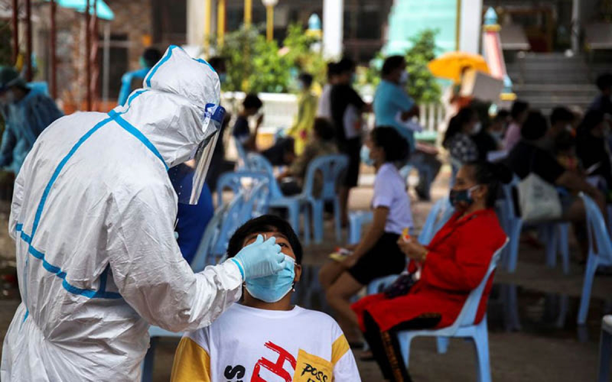 Nhân viên y tế lấy mẫu xét nghiệm Covid-19 cho người dân tại thủ đô Bangkok. (Ảnh: Reuters)