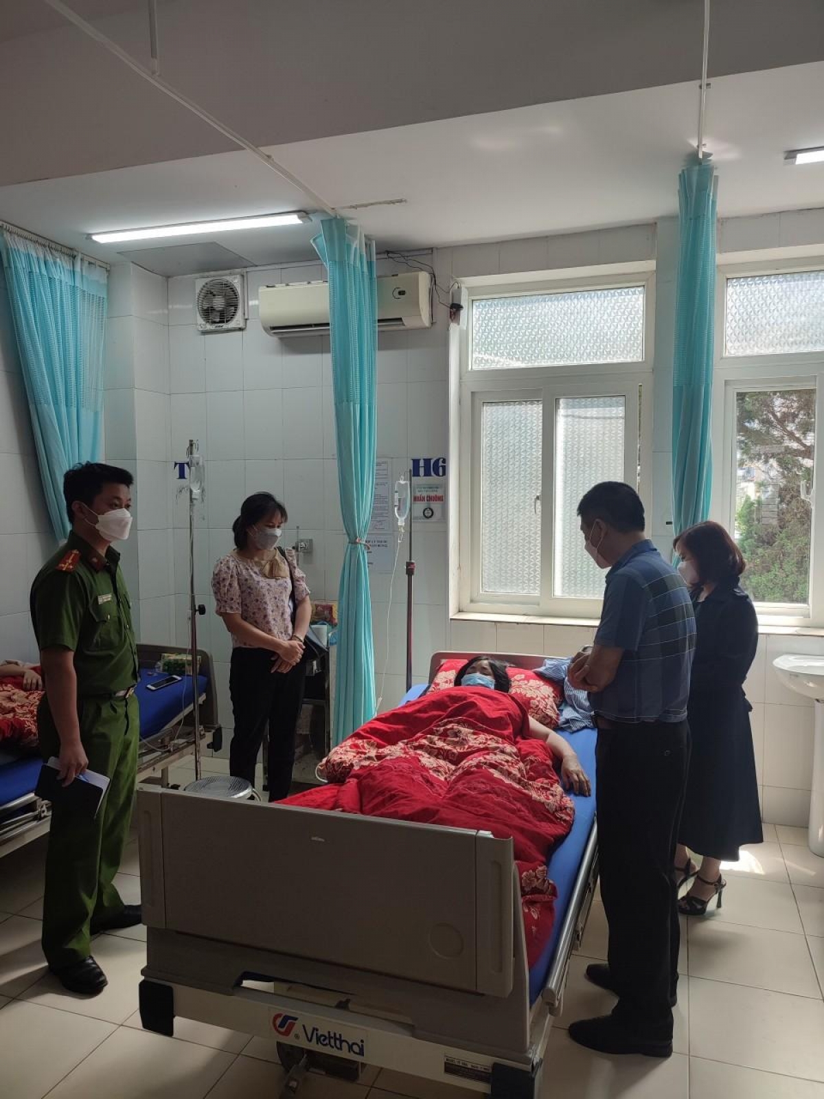 Đoàn liên ngành thăm hỏi các trường hợp phải điều trị tại bệnh viện sau khi ăn bánh.