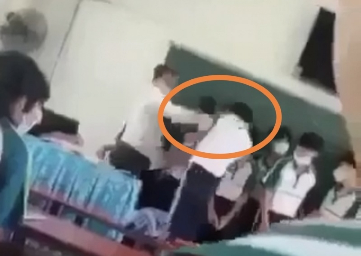 Thầy P.Q.H tát học sinh. (Ảnh cắt từ clip)