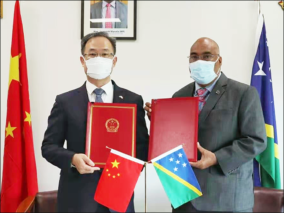 Đại sứ Trung Quốc tại quần đảo Solomon Li Ming (trái) và quan chức ngoại giao Colin Beck của Solomon. Ảnh: Solomon Star News