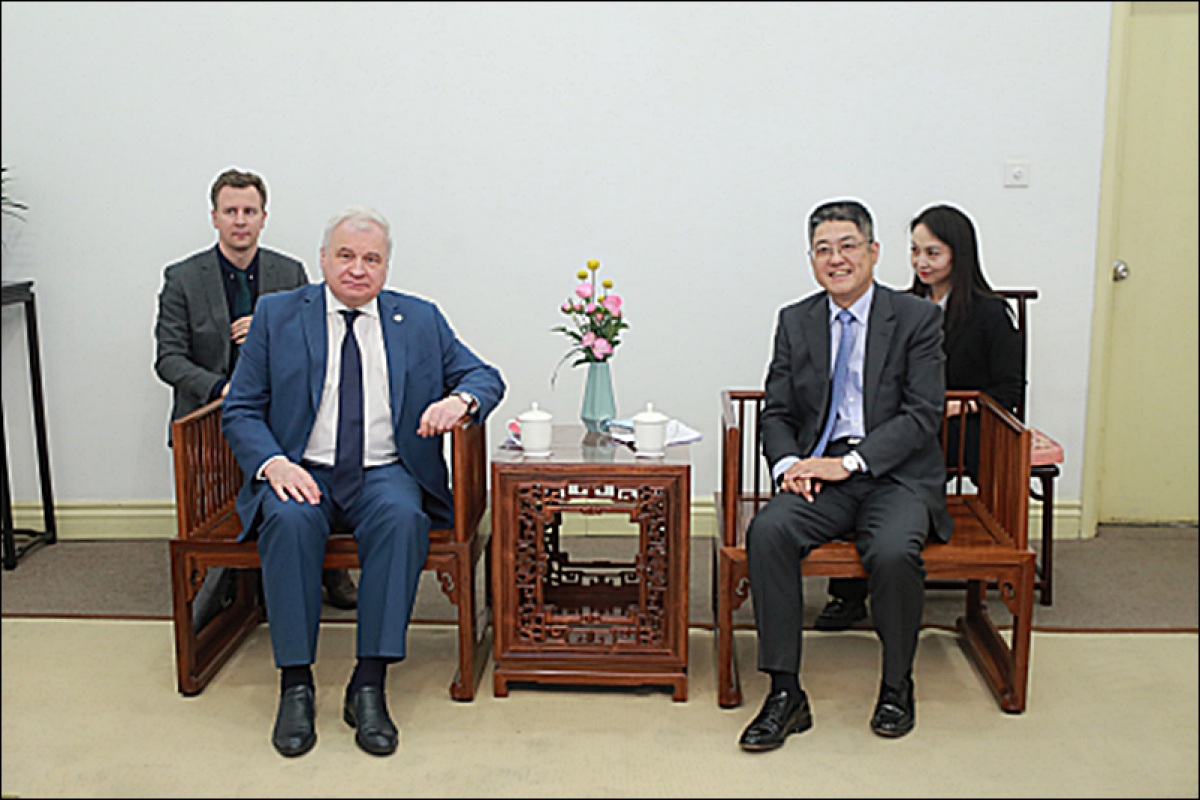 Thứ trưởng Ngoại giao Trung Quốc Lạc Ngọc Thành và Đại sứ Nga tại Trung Quốc Andrey Denisov. Ảnh: Bộ Ngoại giao Trung Quốc.