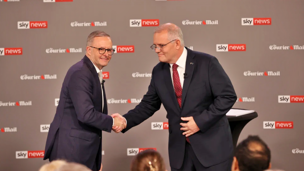 Thủ tướng Australia Scott Morrion (phải) bắt tay lãnh đạo Công đảng đối lập Anthony Albanese (trái). (Ảnh: The Australian)