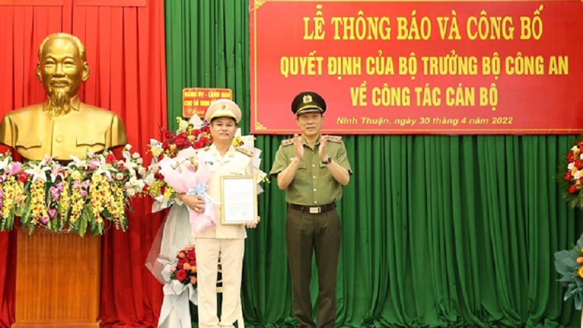 Thượng tướng Lương Tam Quang (bên phải) trao quyết định bổ nhiệm cho đại tá Huỳnh Tấn Hạnh (Ảnh: CA)